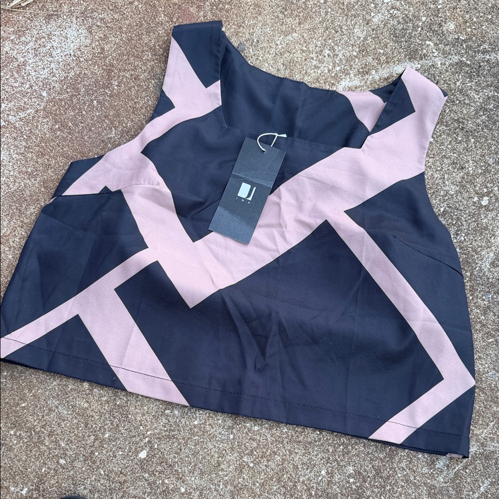 JWD Geometric Black and Salmon Crop Top. NWT